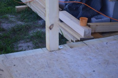 Raflardan ve kirişlerden oluşan verandanın girişinin inşaatı