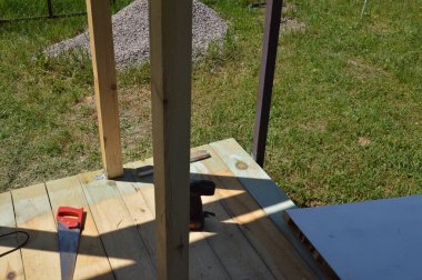 Raflardan ve kirişlerden oluşan verandanın girişinin inşaatı