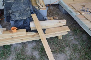 Raflardan ve kirişlerden oluşan verandanın girişinin inşaatı