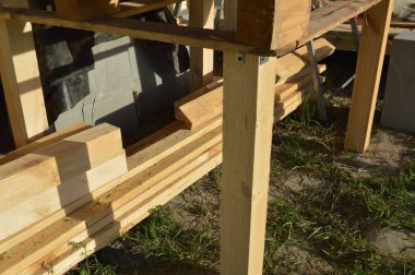 Raflardan ve kirişlerden oluşan verandanın girişinin inşaatı