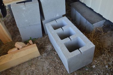 Raflardan ve kirişlerden oluşan verandanın girişinin inşaatı