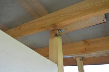 Raflardan ve kirişlerden oluşan verandanın girişinin inşaatı