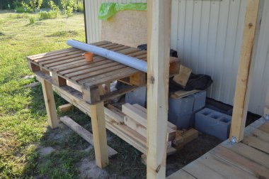 Raflardan ve kirişlerden oluşan verandanın girişinin inşaatı