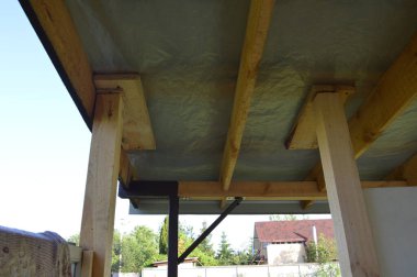 Raflardan ve kirişlerden oluşan verandanın girişinin inşaatı