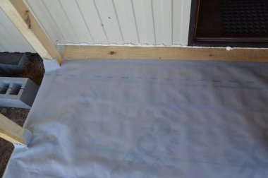 Raflardan ve kirişlerden oluşan verandanın girişinin inşaatı