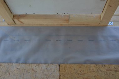 Raflardan ve kirişlerden oluşan verandanın girişinin inşaatı