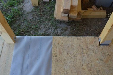 Raflardan ve kirişlerden oluşan verandanın girişinin inşaatı