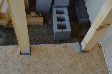 Raflardan ve kirişlerden oluşan verandanın girişinin inşaatı