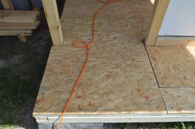 Raflardan ve kirişlerden oluşan verandanın girişinin inşaatı