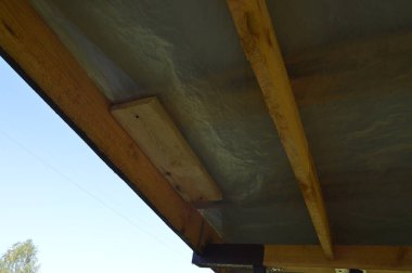 Raflardan ve kirişlerden oluşan verandanın girişinin inşaatı