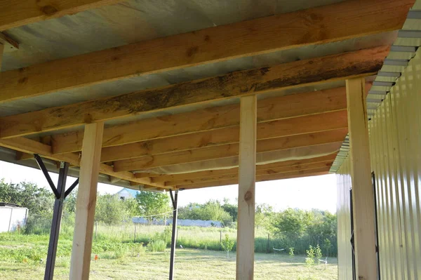 Raflardan ve kirişlerden oluşan verandanın girişinin inşaatı