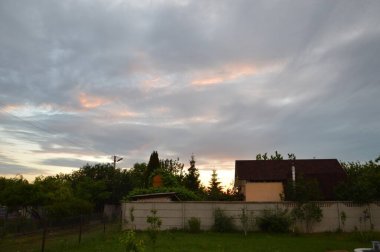 Gün batımında bulutlar gök gürültüsü ve yağmur öncesi