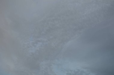 Gün batımında bulutlar gök gürültüsü ve yağmur öncesi