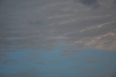 Gün batımında bulutlar gök gürültüsü ve yağmur öncesi