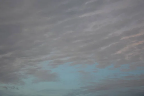 雷と雨の前の日没の雲 — ストック写真