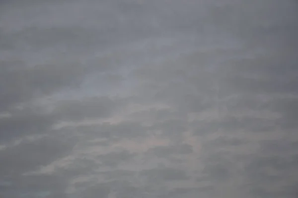 雷と雨の前の日没の雲 — ストック写真