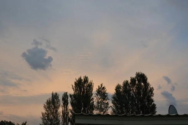 夕阳西下 雷雨交加 乌云密布 — 图库照片