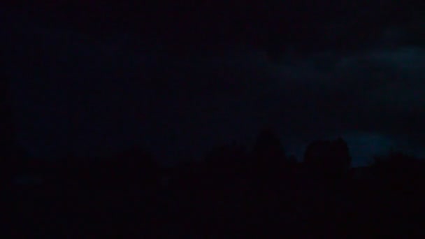 Der Nacht Funkelt Der Blitz Über Dem Dorf Vor Gewitter — Stockvideo