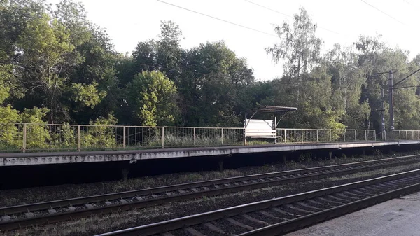 Kırsal Bölgedeki Banliyö Tren Istasyonu — Stok fotoğraf