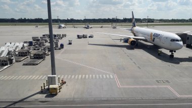 BORYSPİL, UKRAINE - 07 Temmuz 2020: Boryspil Uluslararası Havaalanı gelişi ve kalkışı