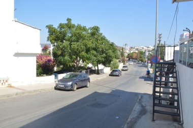 GUMBET, TURKISH - HAZİRAN 02, 2020: Bodrum şehrinin genel görünümü, sokaklardaki insanlar