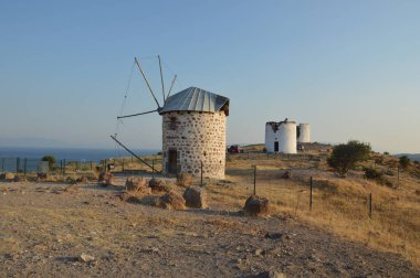 BODRUM, TURKISH - HAZİRAN 03, 2020: Yel değirmenleri dağda