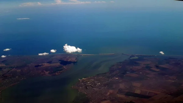 飞机上的云彩和大地全景 — 图库照片