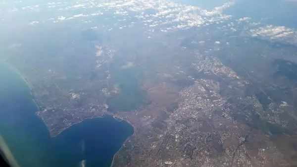 飞机上的云彩和大地全景 — 图库照片