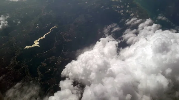飞机上的云彩和大地全景 — 图库照片