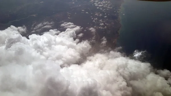 飞机上的云彩和大地全景 — 图库照片