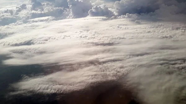 飞机上的云彩和大地全景 — 图库照片