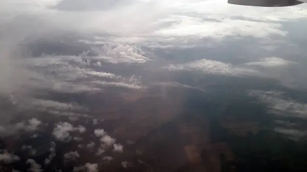 飞机上的云彩和大地全景 — 图库照片