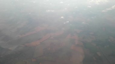 Bir uçaktan yeryüzü ve bulutlar manzarası