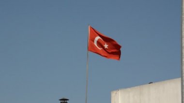 Türkçe bayrak rüzgarda sallanıyor