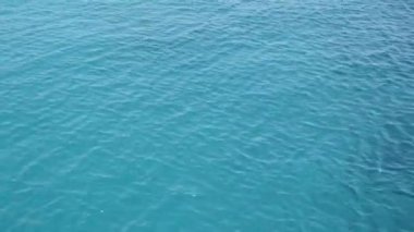 Ege Denizi 'ndeki yeşil-mavi deniz suyunun dokusu