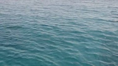 Ege Denizi 'ndeki yeşil-mavi deniz suyunun dokusu