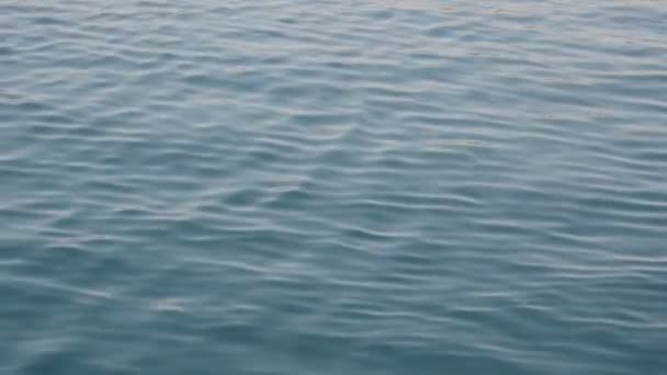 Texture de l'eau de mer vert-bleu dans la mer Égée