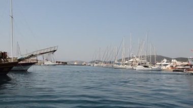 BODRUM, TURKISH - 02 Temmuz 2020 Yat limanına park edildi