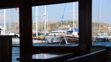 BODRUM, TURKISH - 02 Temmuz 2020 Yat limanına park edildi