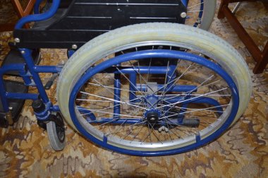 Tekerlekli sandalye çeşitli pozisyonlarda ve ayrıntılar