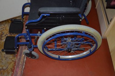 Tekerlekli sandalye çeşitli pozisyonlarda ve ayrıntılar