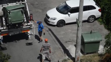 KYIV, UKRAINE - 23 Temmuz 2020: Bahçedeki yönetim şirketi tarafından çöp toplama