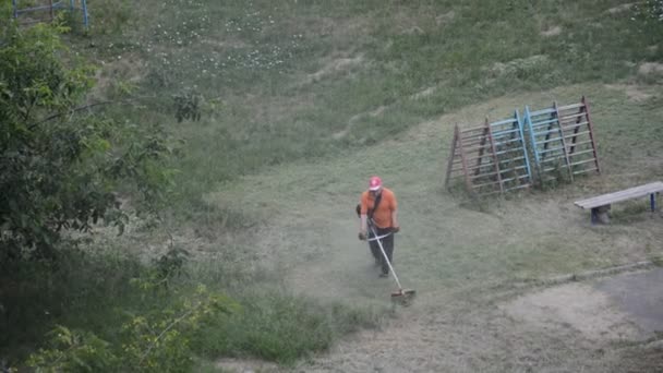 Kyiv Ucrania Julio 2020 Trabajador Masculino Corta Césped Con Una — Vídeo de stock