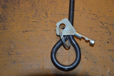 Arka plandaki bir kilidin ön kapı anahtarları.