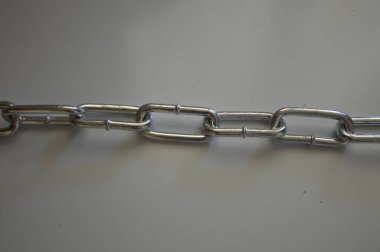 Arka planda hafif metal zincir