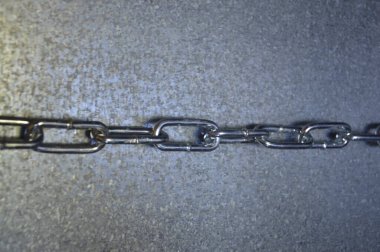 Arka planda hafif metal zincir