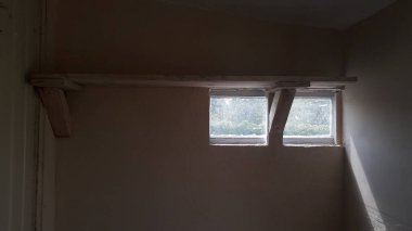 Duvarları boyama teknolojisi ve boyalı bir evin tavanı.