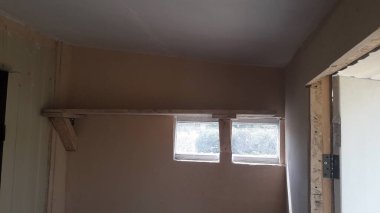 Duvarları boyama teknolojisi ve boyalı bir evin tavanı.