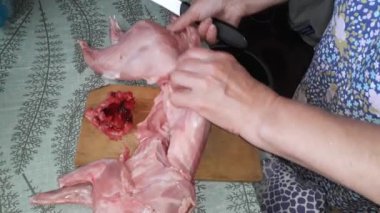 Mutfakta tavşan leşi doğramak.
