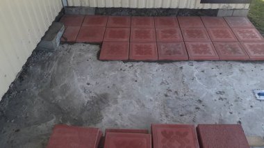 Bölgeye beton döşemeler döşeniyor.